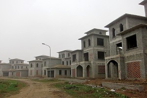 Hàng loạt biệt thự tại Dự án Nam An Khánh bị bỏ hoang và doanh nghiệp sẽ đối diện nhiều rủi ro khi tăng giá bán - Ảnh: Nguyên Minh