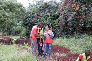 Viettel Tanzania đang khẩn trương xây dựng trạm phát sóng. Ảnh H.T