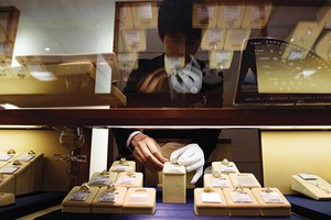 Do kinh tế suy yếu và dân số già đi, các loại trang sức kim cương không còn được ưu chuộng như trước tại Nhật