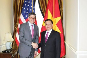 Bộ trưởng Bộ Tài chính Hoa Kỳ Jacob Joseph đón tiếp Bộ trưởng Bộ Tài chính Việt Nam Đinh Tiến Dũng trong chuyến công tác tại Hoa Kỳ đầu năm 2014 