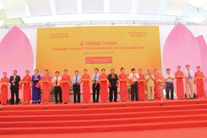 Đại diện nhà đầu tư và đại biểu cắt băng khánh thành Nhà máy Tôn Hoa Sen Nghệ An tại KCN Nam Cấm