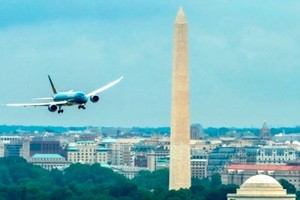 Máy bay Boeing 787-9 của Vietnam Airlines hạ cánh tại sân bay Ronald Regan, bay qua Tháp bút chì là biểu tượng của Thủ đô Washington (Mỹ)