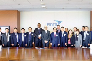 Đoàn công tác Việt Nam chụp hình lưu niệm tại Finra, tổ chức có sứ mệnh giữ gìn sự liêm chính trên TTCK Mỹ
