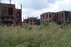 Hình ảnh những căn biệt thự bỏ hoang ở Nhơn Trạch sẽ giúp nhiều người tỉnh táo hơn khi lao theo các cơn sốt nóng mới trên thị trường địa ốc