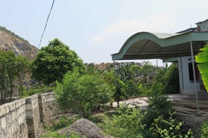 Khuôn viên nhà ông Phạm Văn Hạnh gần công trường khai thác đá Công ty Tân Phú Xuân