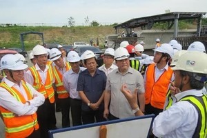 Phó Thủ tướng Hoàng Trung Hải cùng Phó chủ tịch UBND TP.HCM Nguyễn Hữu Tín, Thứ Trưởng Bộ Xây dựng Lê Quang Hùng... thị sát Dự án Metro Bến Thành - Suối Tiên