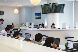 Hiện không có quy định bắt buộc công ty phải mua tối thiểu bao nhiêu cổ phiếu quỹ trong tổng số cổ phiếu đăng ký mua