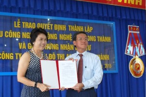 Ông Đinh Quốc Thái, Chủ tịch UBND tỉnh Đồng Nai trao quyết định thành lập Khu công nghiệp công nghệ cao Long Thành cho bà Somhatai Panichewa, Tổng giám đốc Công ty cổ phần Amata Việt Nam