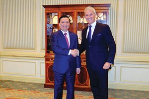 Bộ trưởng Đinh Tiến Dũng bắt tay Tổng giám đốc AIA Việt Nam trong niềm tin cơ hội hợp tác kinh tế Việt Nam - Hoa Kỳ sẽ ngày càng được cụ thể hóa
