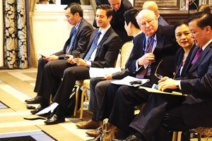 Bộ trưởng Đinh Tiến Dũng trò chuyện với Đại sứ đặc mệnh toàn quyền tại Liên Hợp quốc Nguyễn Phương Nga và nhà đầu tư Mỹ tại Hội nghị xúc tiến đầu tư vào Việt Nam, tháng 7/2015