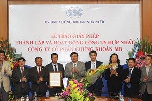 Đại diện MBS đón nhận giấy phép thành lập và hoạt động trên cơ sở hợp nhất 2 CTCK - trường hợp đầu tiên trên TTCK Việt Nam, ngày 9/12/2013