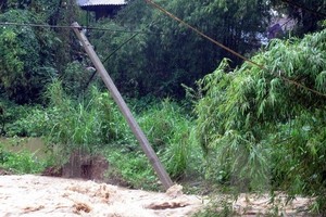 Đường cấp điện cho xã Thanh Hưng (huyện Điện Biên) không thể trụ vững do mưa lũ. Ảnh: Chu Quốc Hùng/TTXVN