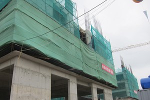 Thời gian qua xuất hiện thông tin, khách hàng phải nộp tiền “đặt chỗ” 80 triệu đồng thông qua sàn giao dịch để được mua, thuê nhà ở xã hội tại Dự án EcoHome 2.
Ảnh: Trọng Tuyến