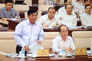 Thứ trưởng Bộ Kế hoạch và Đầu tư Nguyễn Chí Dũng trình bày với Ủy ban Thường vụ Quốc hội dự thảo Quyết định của Thủ tướng Chính phủ về các nguyên tắc, tiêu chí và định mức phân bổ vốn đầu tư phát triển nguồn ngân sách nhà nước giai đoạn 2016 - 2020. Ảnh: 