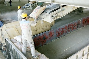 Các DN xi măng khá "bình thản" với sức ép hàng giá rẻ từ Trung Quốc - Ảnh:Hoài Nam