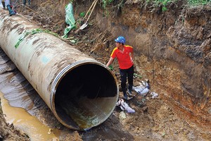 Ngày 13/8 vừa qua, đường ống nước Sông Đà tiếp tục vỡ lần thứ 13