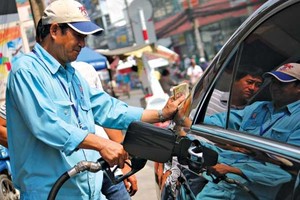 Liệu giá xăng dầu trong nước sẽ tiếp tục được điều chỉnh giảm trong ngày mai (19/8)