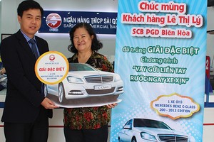 Đại diện SCB trao giải Đặc biệt cho khách hàng Lê Thị Lý 