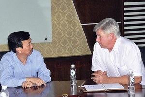 Ông David Dương (bên trái) và ông Kevin Moore trao đổi công việc tại Khu liên hợp Xử lý chất thải Đa Phước.