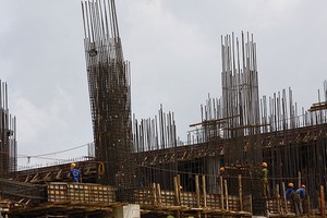 Sắp tới, các nhà thầu thi công xây dựng bắt buộc phải mua bảo hiểm cho người lao động trên công trường - Ảnh: Hoài Nam