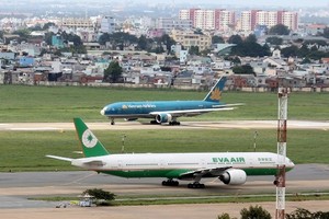 Từ nay đến năm 2020, diện tích sử dụng của sân bay Tân Sơn Nhất sẽ được mở rộng từ 590,48 ha lên 598,11 ha để mở rộng nhà ga quốc tế để đạt công suất 13 triệu hành khách/năm; mở rộng nhà ga nội địa và nhà khách VIP tại vị trí hiện nay để đạt công suất 12 