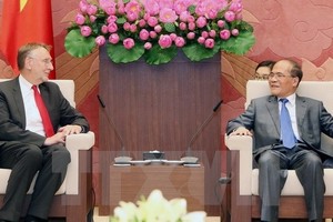 Chủ tịch Quốc hội Nguyễn Sinh Hùng tiếp Chủ tịch Ủy ban thương mại quốc tế của Nghị viện châu Âu Bernd Lange