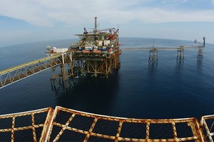 Giá dầu  xuống dưới 40 USD/thùng, các DN dầu khí có nguy cơ càng làm càng lỗ