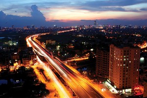 Hiện dòng tiền đang chuyển sang kênh bất động sản sau những xáo động trên thị trường tài chính - chứng khoán vừa qua - Ảnh: Hoài Nam