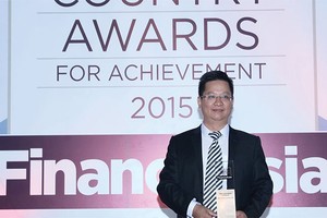 Ông Phạm Xuân Anh, Giám đốc khối Ngân hàng đầu tư của BSC nhận giải thưởng