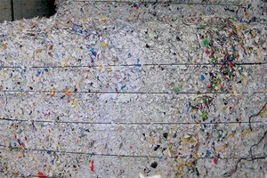 Hai bên đương sự không thống nhất được với nhau về việc giám định độ ẩm của hàng hóa - giấy phế liệu