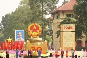 7h35 phút, Lễ diễu binh, diễu hành bắt đầu. Đi đầu đoàn diễu hành là Quốc huy Nước Cộng hòa Xã hội Chủ nghĩa Việt Nam đặt trên nền Trống đồng. Xe Quốc huy tiến qua lễ đài với đại diện 54 dân tộc Việt Nam. Lực lượng thể hiện lòng tự hào, khí thế hào hùng,