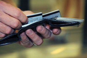 Nhắn tin, gọi điện là những cách nhân viên tín dụng thường sử dụng để chào mời khách hàng sử dụng dịch vụ 