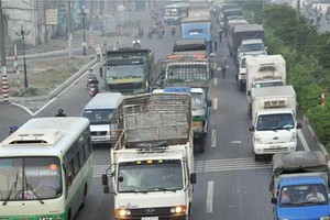 Khoảng hai tháng gần đây (từ ngày 4/7 đến 3/9), giá xăng dầu đã 4 lần giảm liên tiếp, với tổng mức giảm gần 3.400 đồng/lít, nhưng giá cước vận tải khách bằng đường bộ vẫn “án binh bất động”.