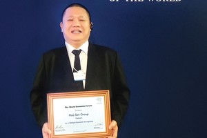 Ông Lê Phước Vũ, Chủ tịch HĐQT HSG tại Hội nghị thường niên New Champions lần 9 cùng chứng nhận HSG là thành viên Cộng đồng Doanh nghiệp tăng trưởng toàn cầu