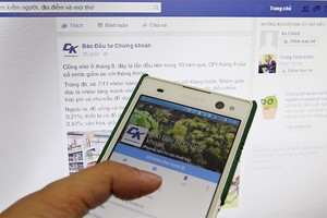 Nhiều nhà đầu tư luôn bật Facebook để cập nhật thông tin