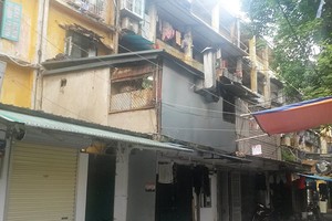 Chung cư C5 Giảng Võ từng được liệt vào dạng nguy hiểm và đặc biệt nguy hiểm. Thế nhưng, cư dân sống ở tòa nhà này đến nay vẫn chưa được di dời để cải tạo
