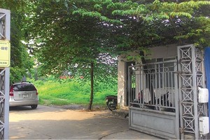 Toạ lạc tại khu đất vàng 220 Trần Duy Hưng, Dự án Toà tháp Tài chính SCIC - Bảo Việt từng được giới thiệu rầm rộ là một tòa nhà văn phòng hạng A, được xây dựng theo tiêu chuẩn quốc tế. Thế nhưng, sau nhiều năm, hiện dự án chỉ còn lại tấm biển của chủ đầu