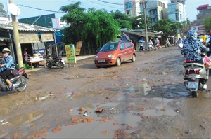 Mật độ dân cư quá cao khiến các tuyến đường như Lĩnh Nam, Tam Trinh bị xuống cấp trầm trọng.
ảnh: Trang Ninh