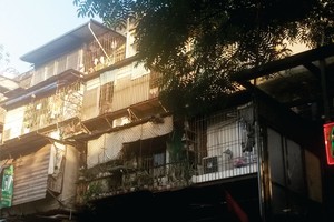 Kế hoạch cải tạo các chung cư cũ của Hà Nội gần như “giậm chân tại chỗ” sau hơn 10 năm triển khai do gặp nhiều vướng mắc - Ảnh: Trọng Tuyến