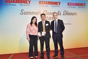 Đại diện Vietcombank, ông Hà Đức Quân, Giám đốc Công ty Vinafico Hong Kong (đứng giữa) nhận các giải thưởng do Tạp chí Asiamoney trao tặng cho Vietcombank