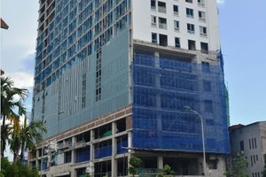 UBND TP Hà Nội yêu cầu chủ đầu tư xây dựng tòa nhà 8B Lê Trực tháo dỡ ngay các tầng xây dựng sai phép