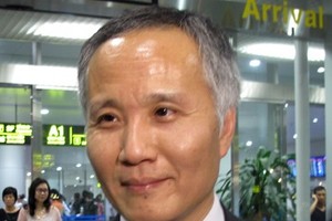 Thứ trưởng Trần Quốc Khánh trả lời báo chí ngay sau khi đặt chân xuống Sân bay Nội Bài đêm 6/10. Ảnh: Chí Hiếu.