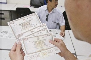 9 tháng đầu năm 2015, khối lượng vốn huy động mới từ phát hành TPCP không đủ để thanh toán trả nợ khối lượng gốc và lãi TPCP đến hạn, thiếu hụt 33.211 tỷ đồng