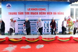 Lãnh đạo thành phố và các đơn vị liên quan động thổ khởi công trình. Ảnh: Trần Lê Lâm/Vietnam+