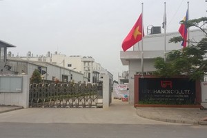 Công ty TNHH URC Hà Nội chưa được Ban quản lý các khu công nghiệp và chế xuất Hà Nội cấp giấy phép xây dựng vì đã xây dựng nhà xưởng và các công trình phụ trợ của dự án trên các lô đất dùng cho xây dựng kho tàng và bãi tập kết rác thải chung của khu công 