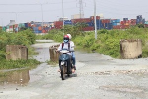 Dự án Khu dân cư Bắc Rạch Chiếc để cỏ mọc um tùm, đường bị cày nát