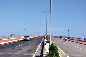 Cienco5 - đơn vị thi công Dự án Cầu Cửa Đại không phải là hành khách duy nhất trên “con tàu thoái vốn nhà nước” ngành giao thông đang đến ga cuối. Ảnh: Đ.N