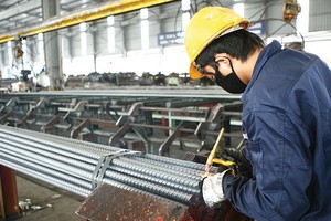 Các doanh nghiệp sản xuất thép trong nước đang đối mặt với áp lực cạnh tranh lớn từ thép nhập khẩu.
Ảnh:Hoài Nam