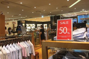 Hoạt động khó khăn, nhiều mặt hàng bày bán trong Trung tâm thương mại Lotte Đào Tấn, 
Hà Nội phải giảm mạnh giá bán để thu hút khách.
Ảnh: Nguyên Minh