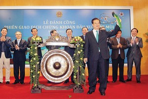 Thủ tướng Chính phủ Nguyễn Tấn Dũng đánh cồng khai trương phiên giao dịch đầu Xuân Ất Mùi 2015